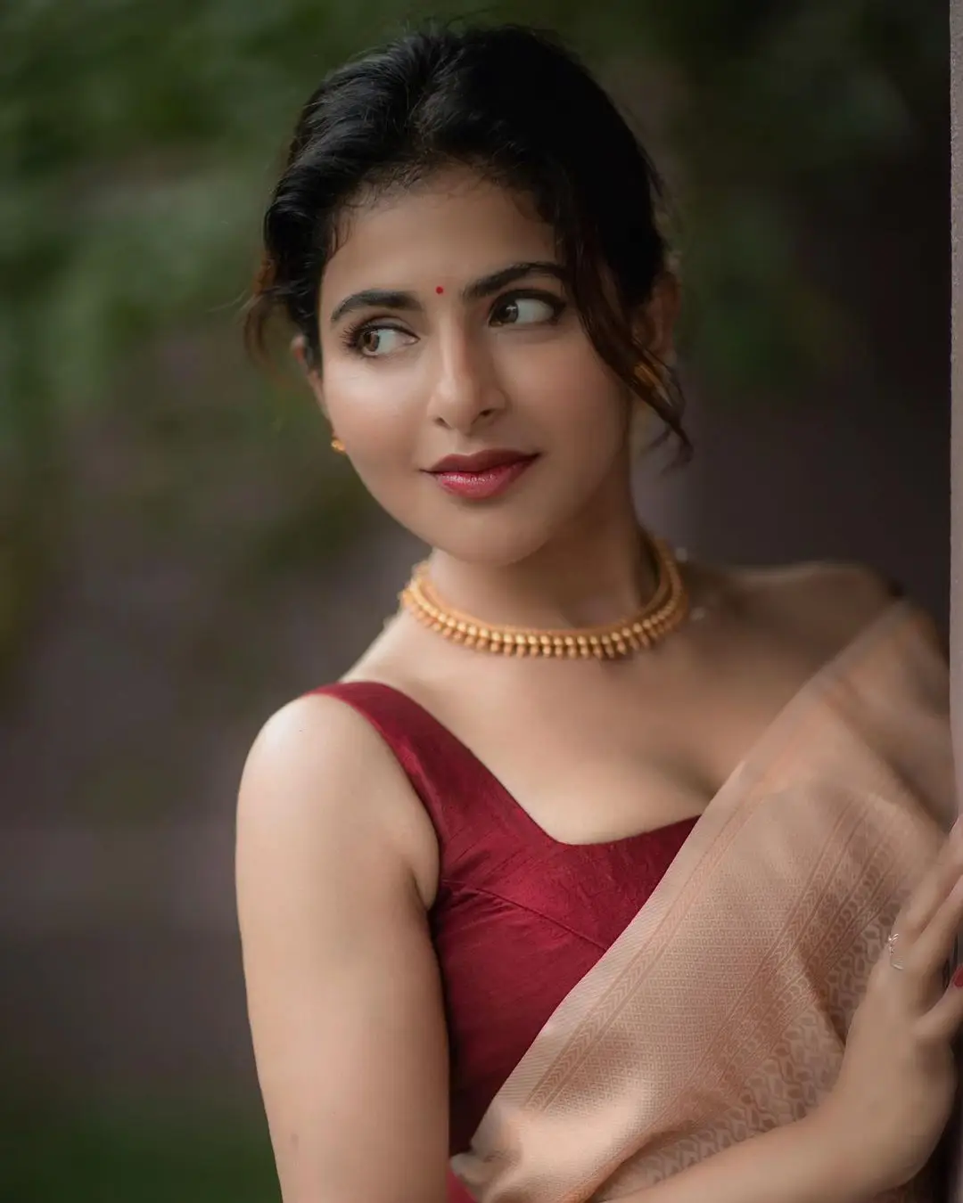 Indian Girl Iswarya Menon In Traditional White Saree Sleeveless Maroon Blouse